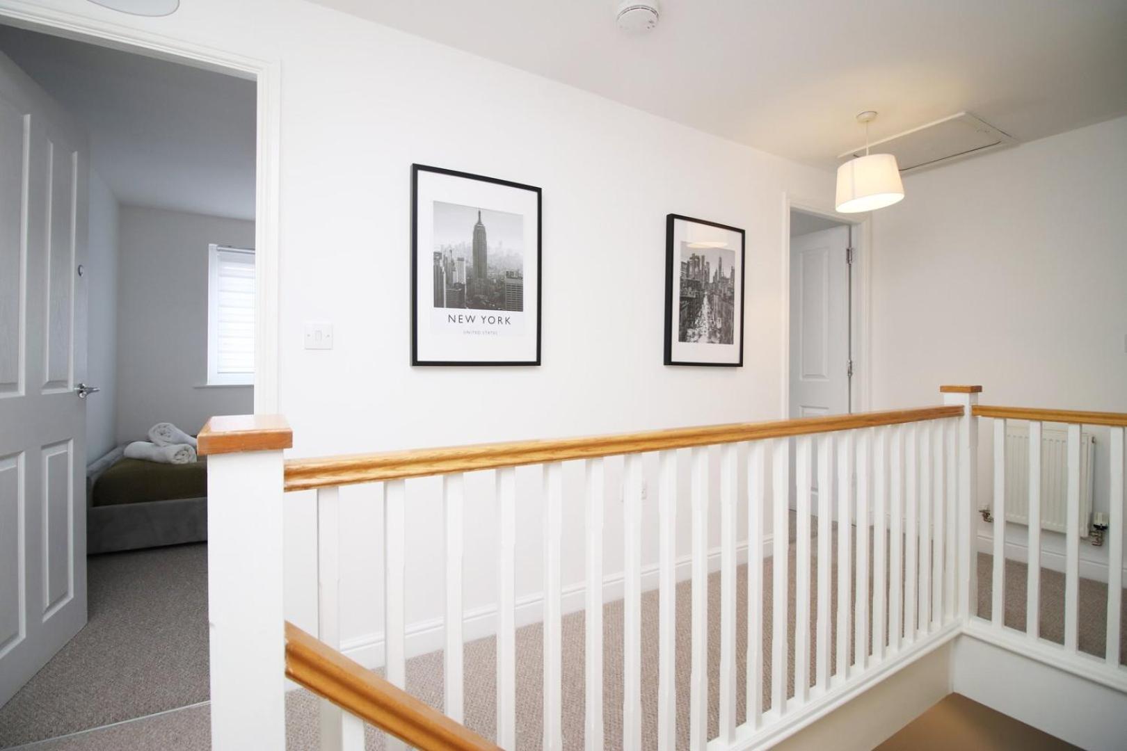 Spacious 5 Bedroom | With Fenced Backyard Newport  Exterior photo